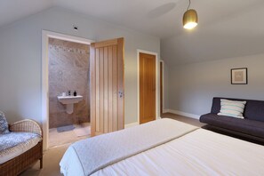 4 Schlafzimmer, Schreibtisch, Bügeleisen/Bügelbrett, Reisekinderbett