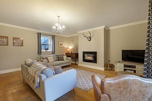 Televisión, reproductor de DVD y libros 