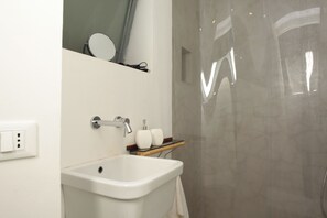 Dusche, Haartrockner, Handtücher, Seife