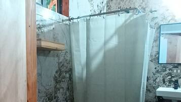 Kabin Panorama, patio, pemandangan kebun | Kamar mandi