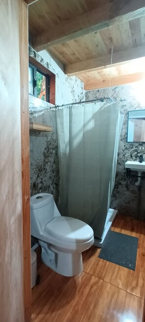 Kabin Panorama, patio, pemandangan kebun | Kamar mandi
