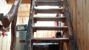 Cabaña panorámica, patio, vista al jardín | Área de sala de estar | Televisión de pantalla plana