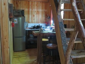 Panoramic Cabin, Patio, Garden View | Private kitchen