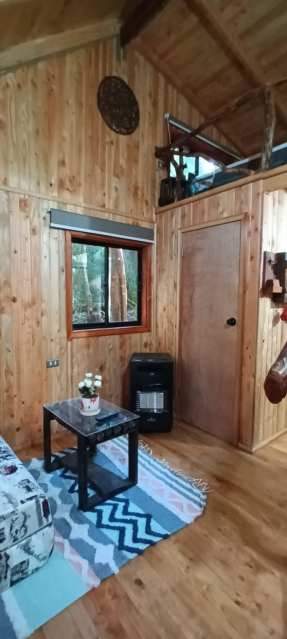 Chalet rustique panoramique, patio, vue sur le jardin | Aire de séjour | Téléviseur à écran plat