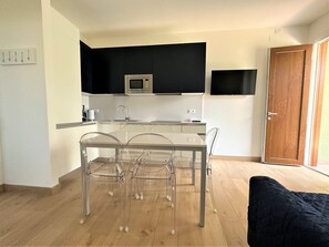 Apartment, 1 Bedroom, Patio | Dining room