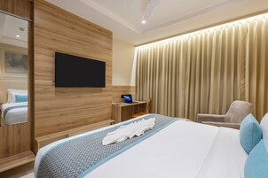 Premium Oda | Odada kasa, masa, dizüstü bilgisayar çalışma alanı, güneşlik/perde