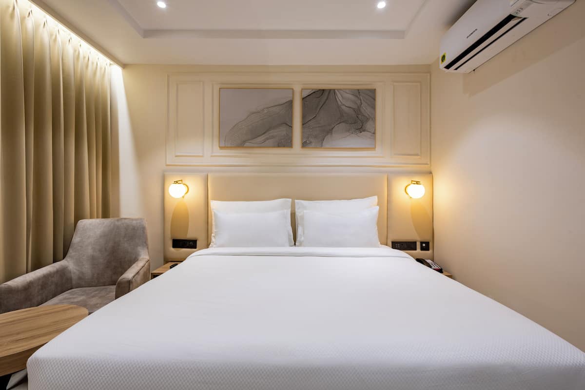 Superior-herbergi | Öryggishólf í herbergi, skrifborð, vinnuaðstaða fyrir fartölvur