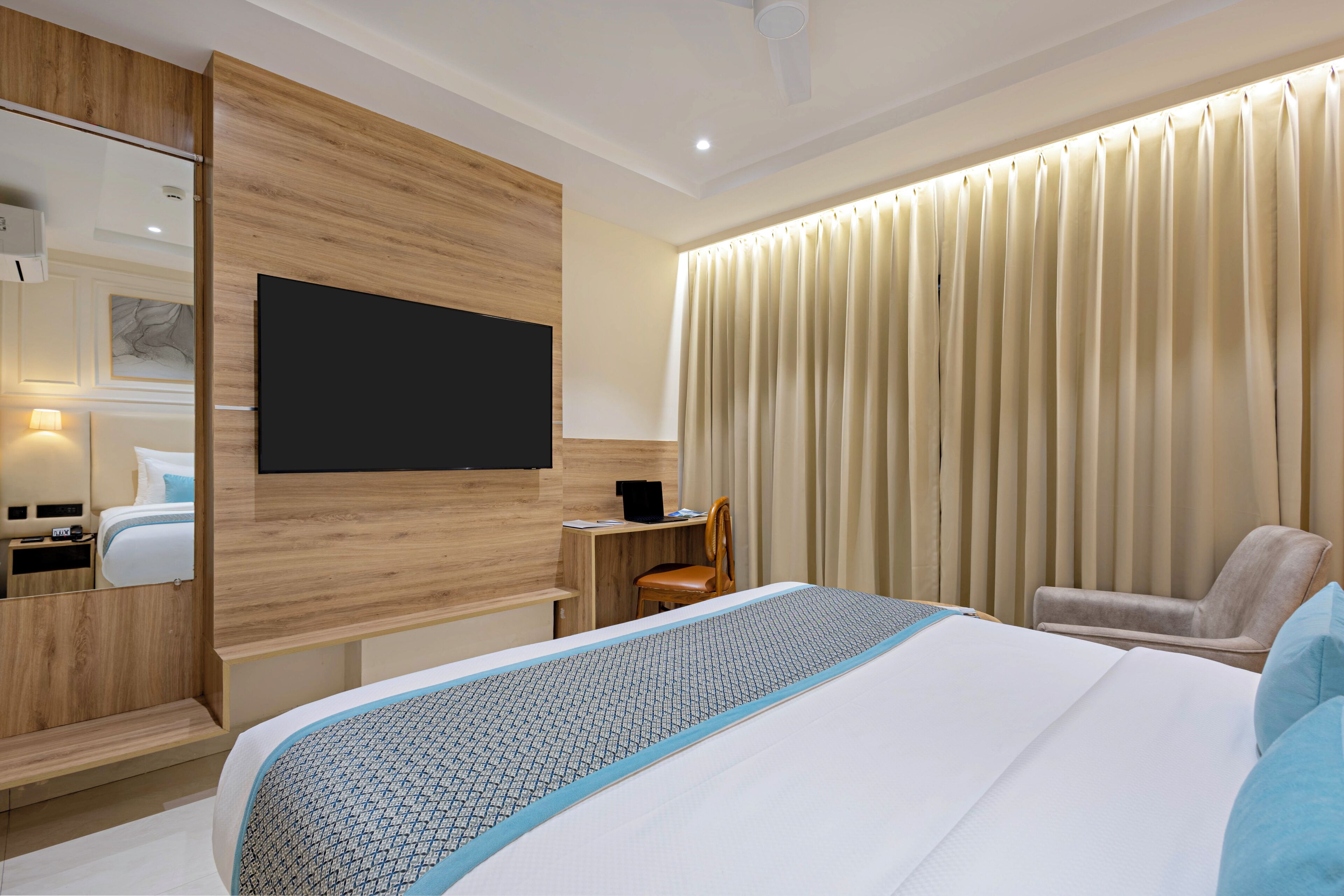 Superior Room | In-room safe, desk, laptop workspace, blackout drapes