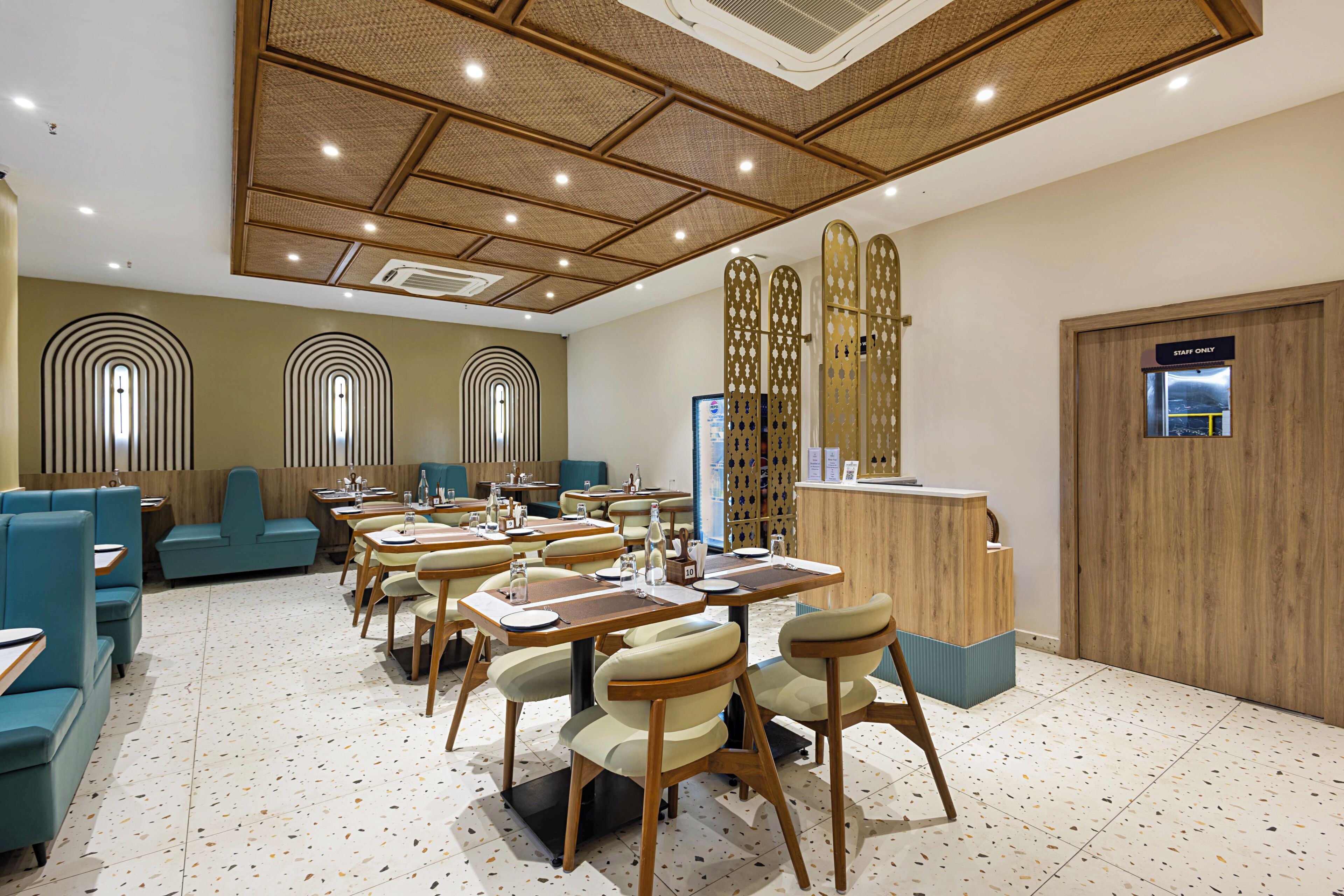 Un restaurante con mesas, sillas y una barra.