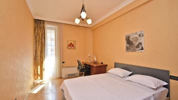 Family Apartment, 4 Bedrooms, Balcony | Blackout drapes, iron/ironing board, WiFi (free)