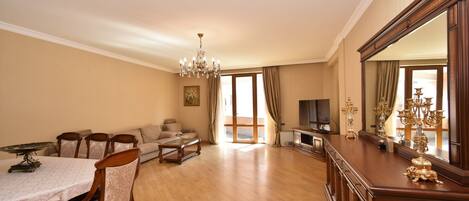 Familieleilighet, 4 soverom, balkong | Oppholdsområde | En 50-tommers Flatskjerm-TV med kabel-kanaler