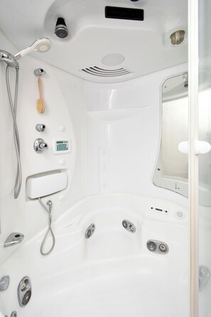 Family Apartment, 4 Bedrooms, Balcony | Bathroom