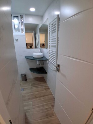 Hårføner, håndklær, såpe og toalettpapir