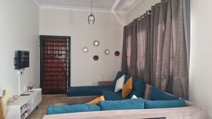TV - Perfect home away from home. A modern 2-bedroom condo in Kira-Butenga Estate (Kampala)