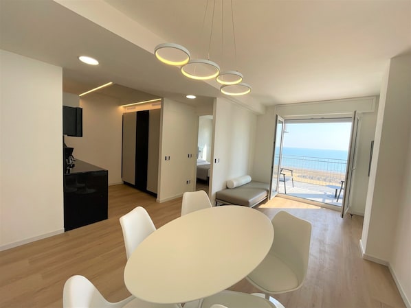 Appartement, 2 chambres, balcon, vue sur l’océan | Salle à manger
