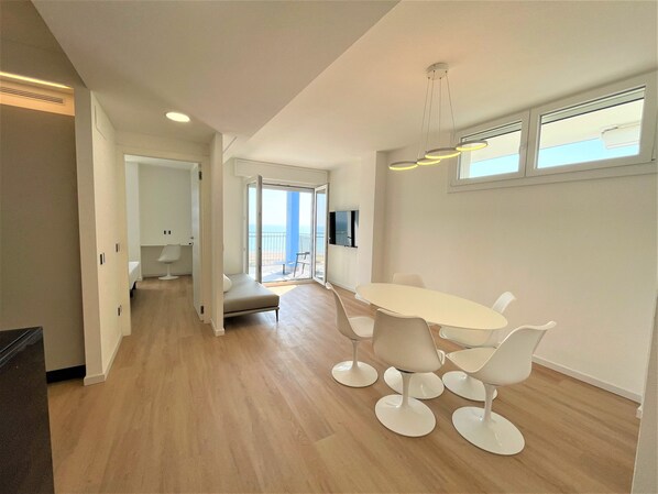 Apartment, 2 Bedrooms, Balcony, Ocean View | Dining room