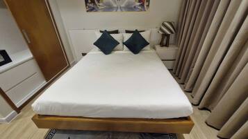 Iron/ironing board, internet, bed sheets