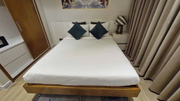 Iron/ironing board, internet, bed sheets