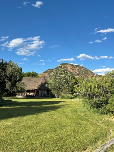 Cozy Ranch Guest House - Mountain Views & Creekside Paradise