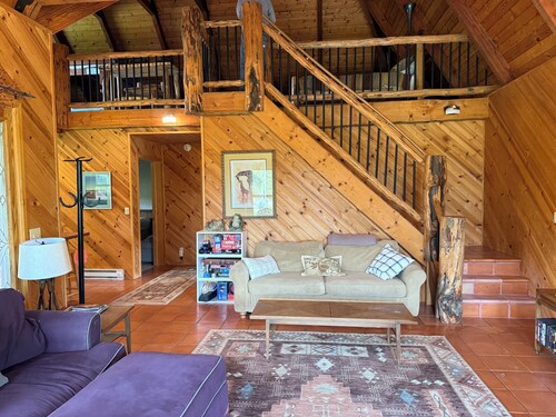 Cozy Ranch Guest House - Mountain Views & Creekside Paradise