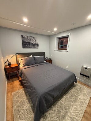 1 habitación, escritorio, tabla de planchar con plancha y cuna de viaje 