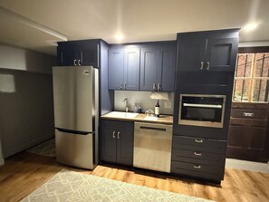 Een magnetron, een vaatwasser, keukenrol