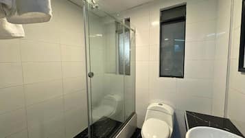 Deluxe Suite, 1 Katil Raja (King), Private Bathroom, City View | Bilik Mandi | Tuala disediakan, sabun, syampu, tisu tandas