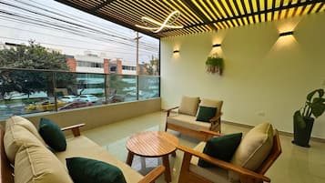 Suite Junior, 1 Tempat Tidur King, kamar mandi pribadi, pemandangan kota | Teras/patio