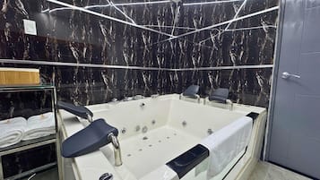 Svit Deluxe - 1 kingsize-säng - privat badrum - utsikt mot staden | Badrum | Handdukar, tvål, schampo och toalettpapper