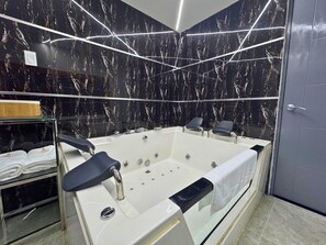 Phòng Suite Deluxe, 1 giường cỡ king, phòng tắm riêng, quang cảnh thành phố | Phòng tắm | Khăn tắm, xà phòng, dầu gội, giấy vệ sinh 