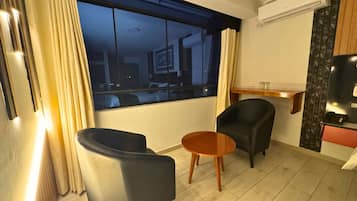 Superior Double Room, 1 King Bed, Private Bathroom, City View | Living area