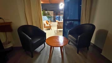 Svit Deluxe - 1 kingsize-säng - privat badrum - utsikt mot staden | Vardagsrum