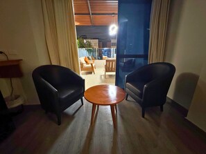 Phòng Suite Deluxe, 1 giường cỡ king, phòng tắm riêng, quang cảnh thành phố | Khu phòng khách