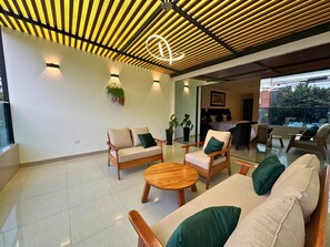 Suite Junior, 1 Tempat Tidur King, kamar mandi pribadi, pemandangan kota | Teras/patio