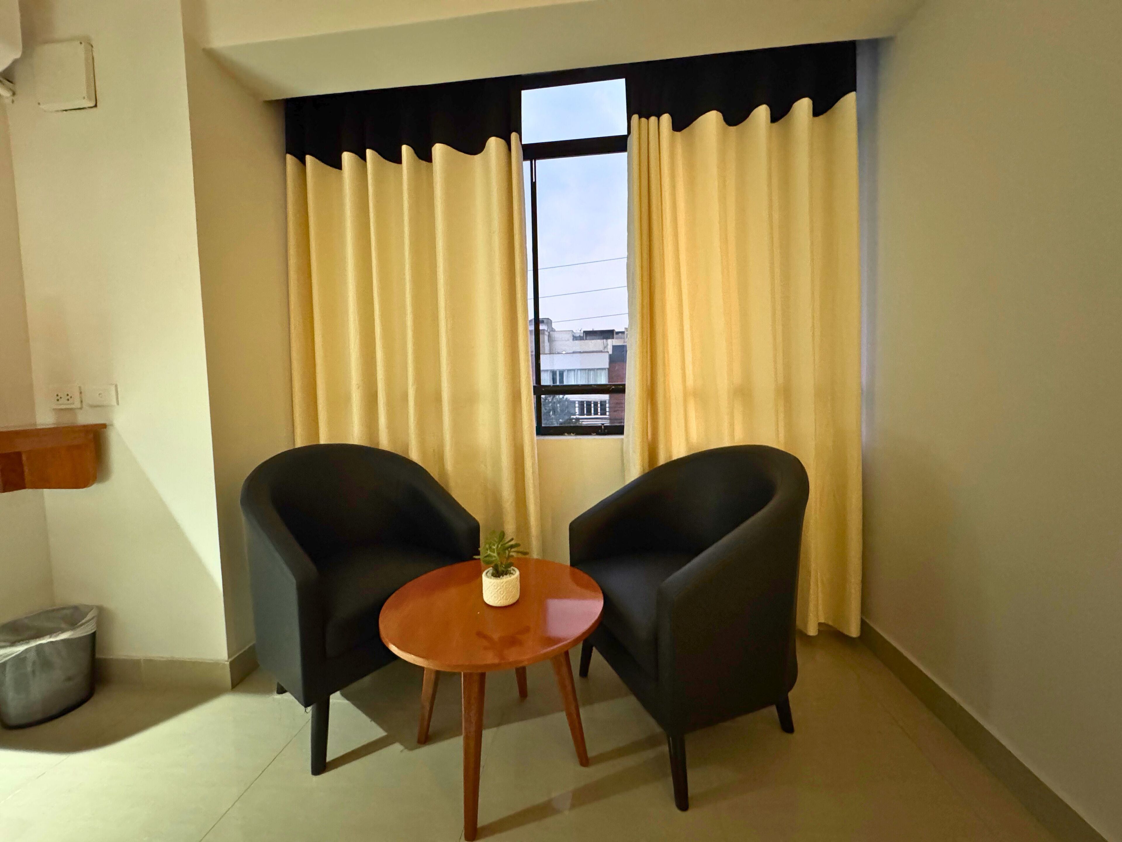 Junior Suite, 1 King Bed, Non Smoking, Bathtub | Living area