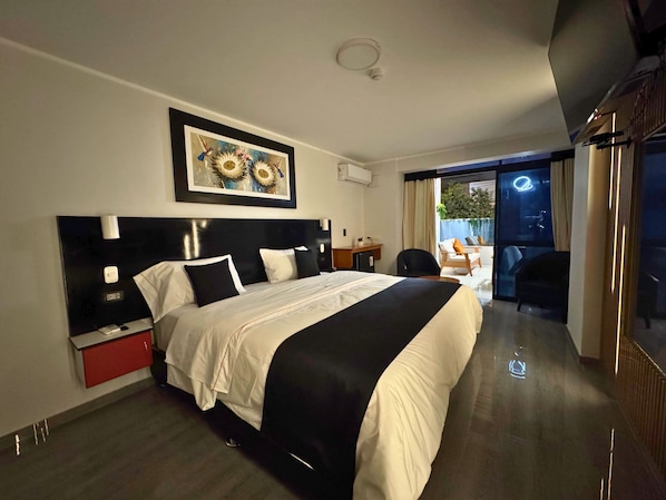 Deluxe Suite, 1 King Bed, Private Bathroom, City View | Laptop workspace, free WiFi - City Tower Hotel (Santiago de Surco)