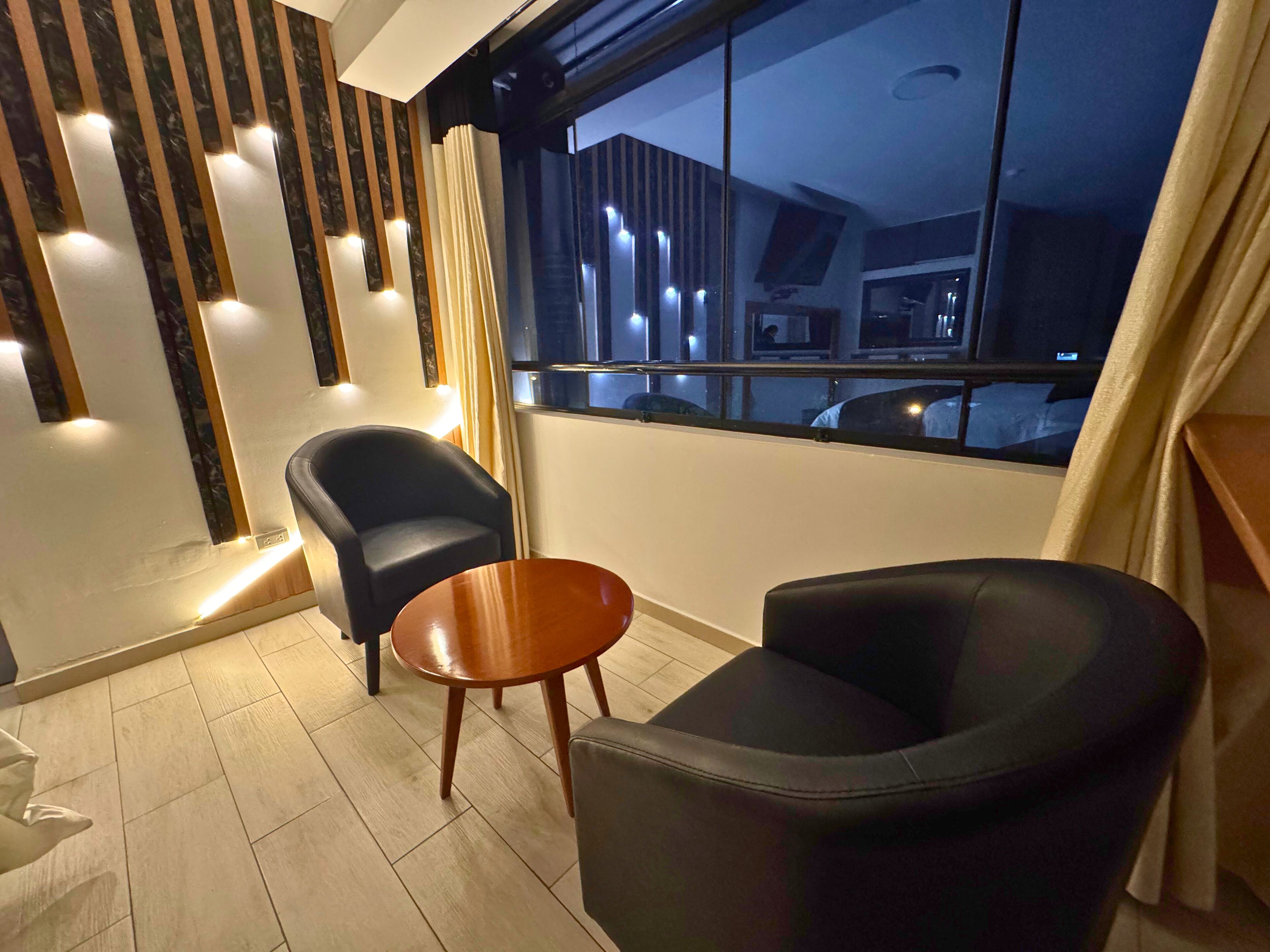 高级双人房, 1 张特大床, 私人浴室, 城市景观 | 起居区