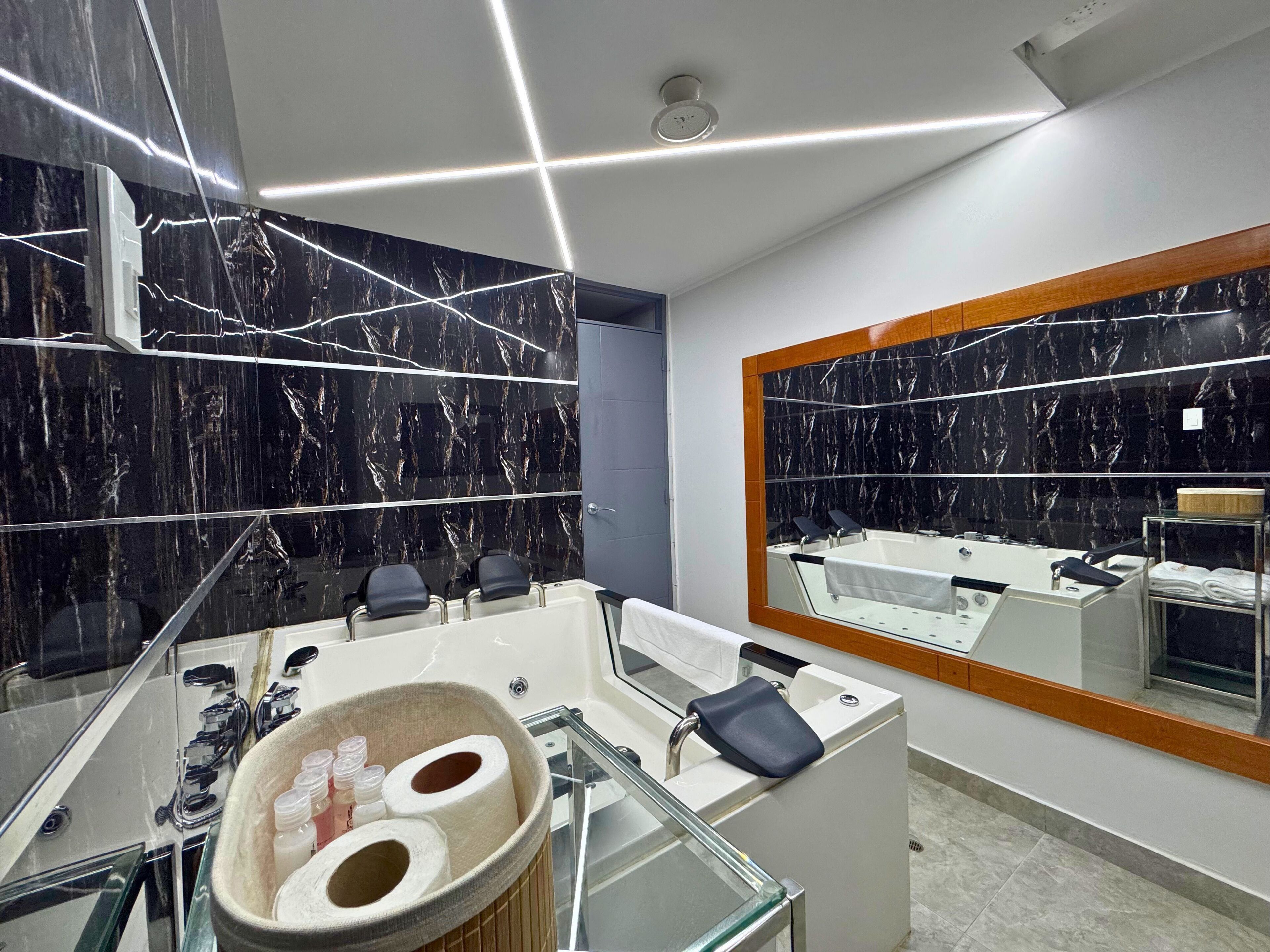 Suite – deluxe, 1 kingsize-seng, privat bad, byutsikt | Bad | Håndklær, såpe, sjampo og toalettpapir