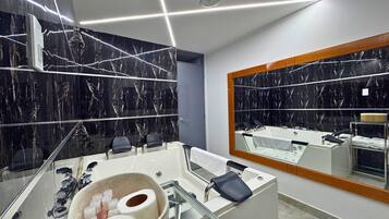 Deluxe Suite, 1 King Bed, Private Bathroom, City View | Bathroom | Towels, soap, shampoo, toilet paper