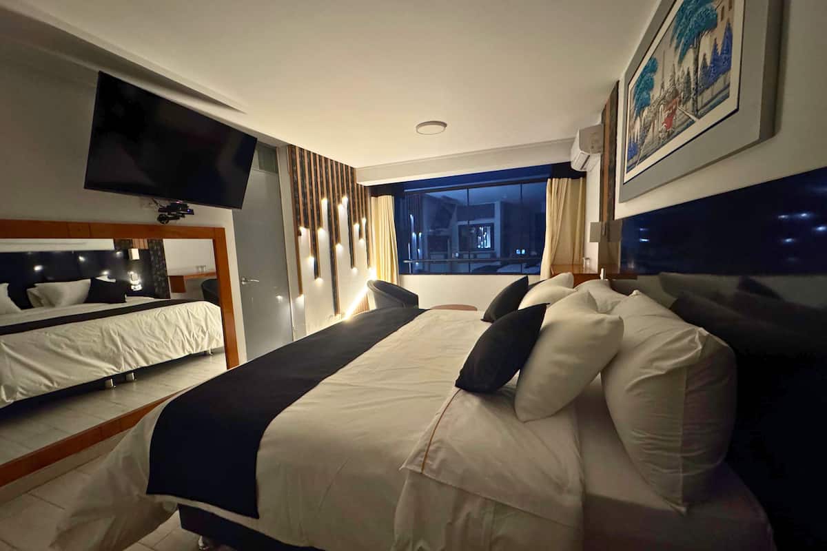 Chambre supérieure double, 1 très grand lit, salle de bain privée, vue sur la ville | Espace de travail pour ordinateurs portables, accès au Wi-Fi (inclus)