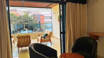 Juniorsvit - 1 kingsize-säng - privat badrum - utsikt mot staden | Vardagsrum