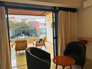 Phòng Suite Junior, 1 giường cỡ king, phòng tắm riêng, quang cảnh thành phố | Khu phòng khách