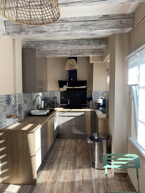 Réfrigérateur, micro-ondes, four, plaque de cuisson