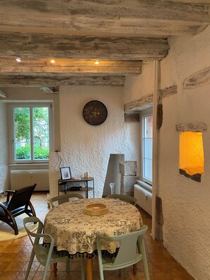 Dining - The lion's cocoon (Belfort)