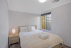 3 bedrooms, iron/ironing board, travel crib, free WiFi - Seascape Beach House Retreat (Halls Head)