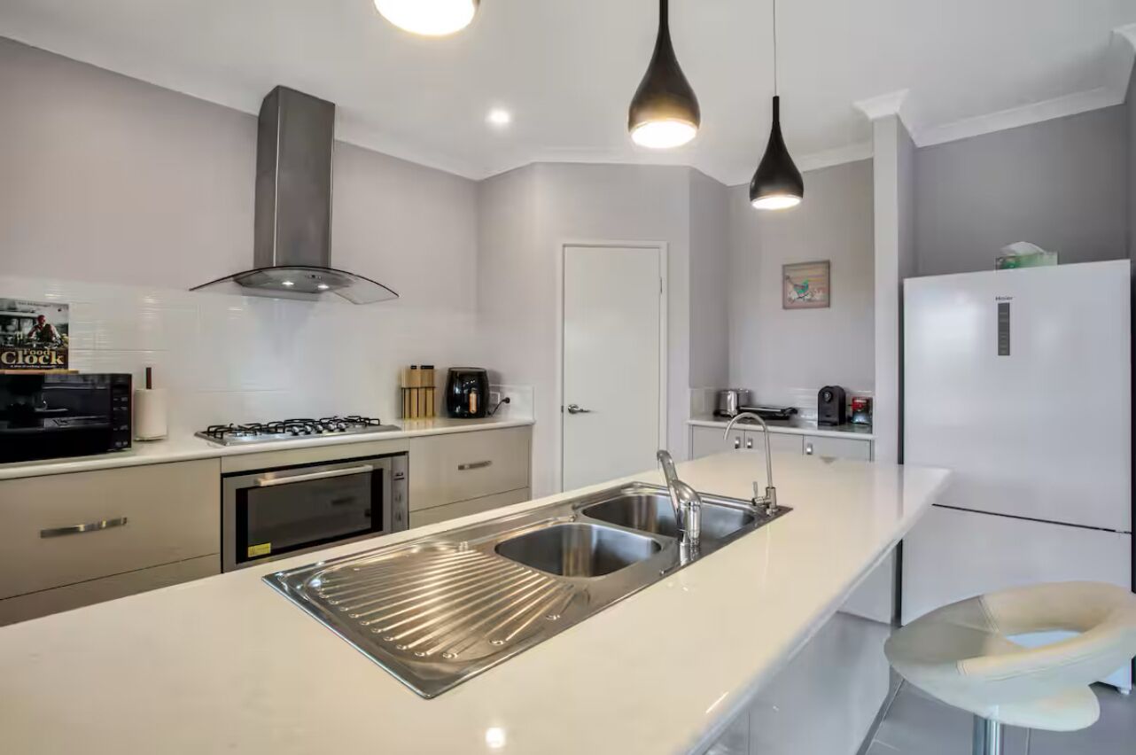 ثلاجة، ميكروويف، فرن، موقد طهي مسطح