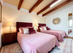 6 Schlafzimmer, Bügeleisen/Bügelbrett, Bettwäsche