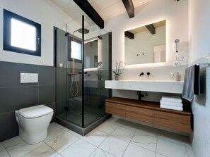 Dusche, Haartrockner, Bidet, Handtücher