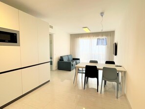 Appartement, 2 chambres, balcon, vue sur l’océan | Salle à manger