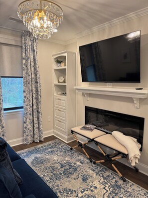 Smart TV, fireplace - Luxury Cottage "Sparrow" full of amenities in Collegedale perfect for a getaway! (Ooltewah)